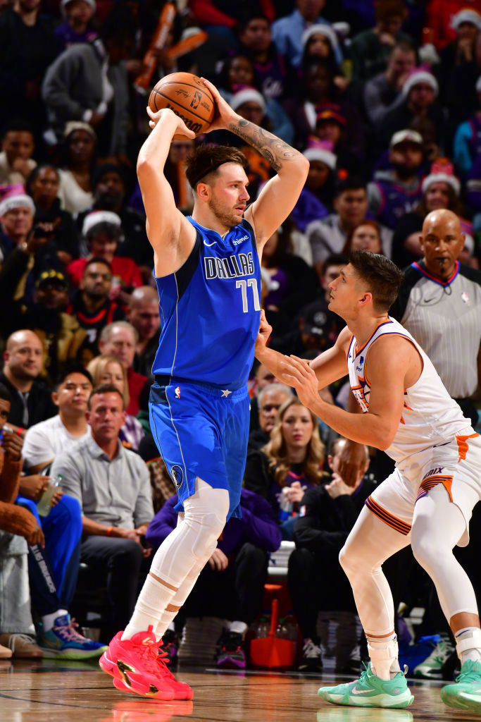 从冲刺阶段达拉斯独行侠备战NBA季后赛到俄克拉荷马雷霆防线松动备战意甲，浓眉哥在RNG比赛中出色防守的简单介绍